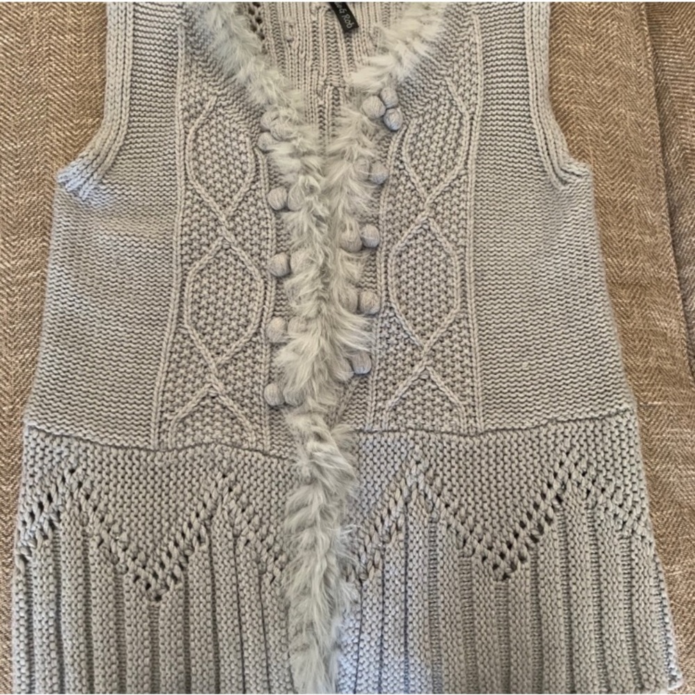 Excellent Preowned Condition Allie & Rob Sweater Vest Size Small. Very Cute
